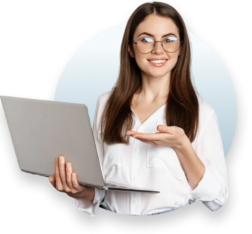 Asesora profesional mostrando una laptop, representando atención personalizada y soporte al cliente.